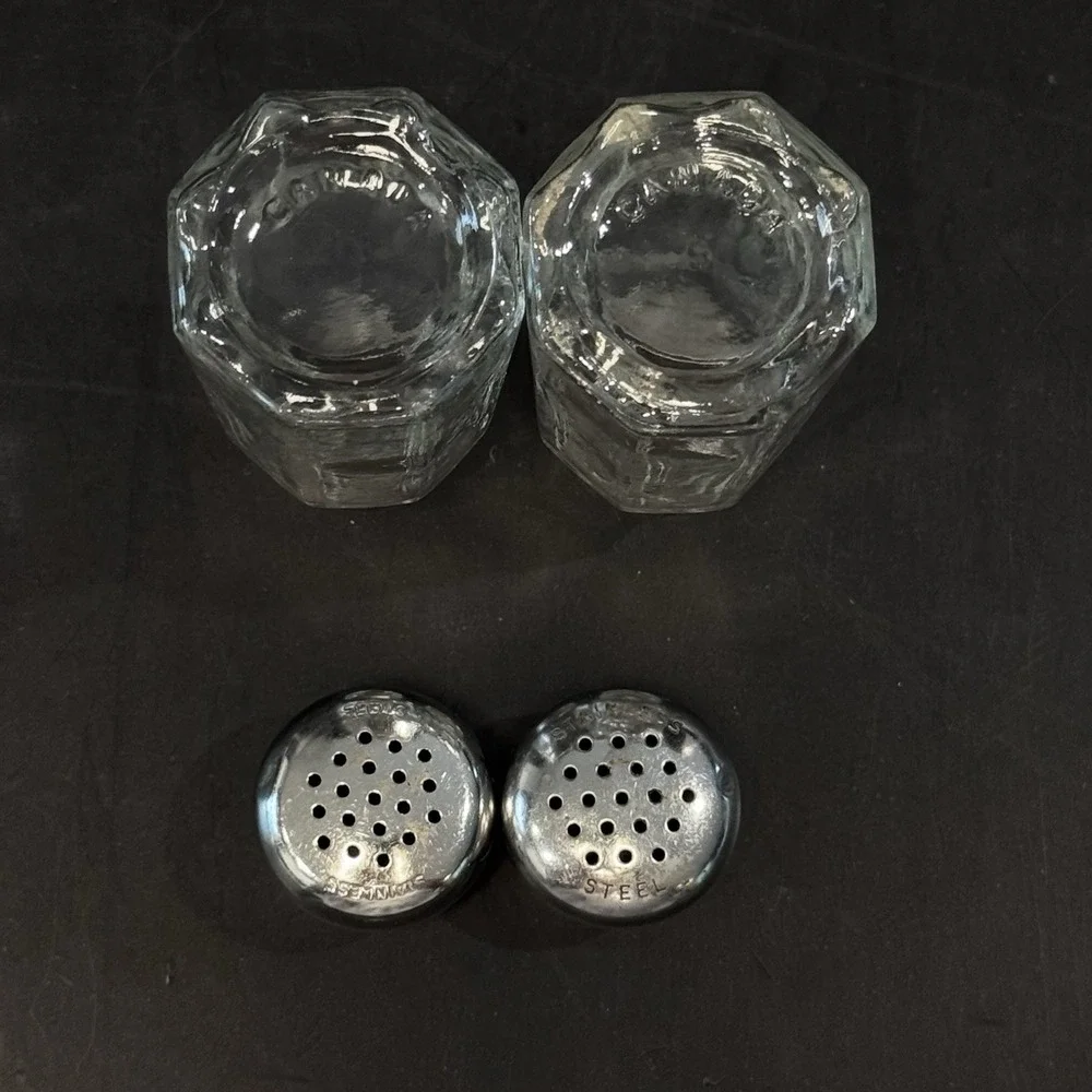 Clear‎ Glass Salt & Pepper Shaker Set w Stainless Steel Lids Marked B